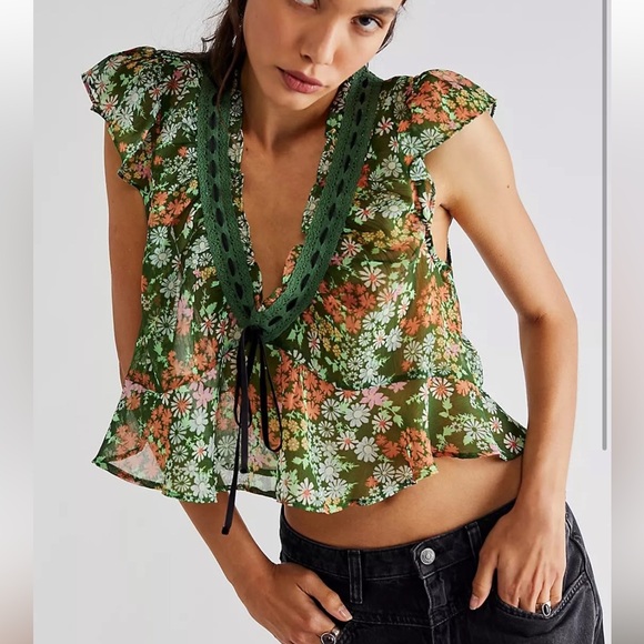 Free People Tops - Rylee Floral Green Free People top! Your new favorite summer blouse. Small